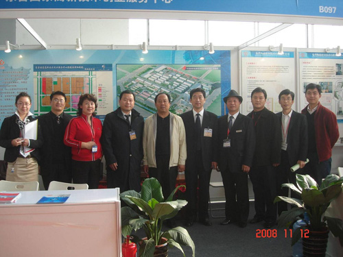 2008中国(东营)国际石油装备与技术展览会期间市领导来我公司展区参观指导
